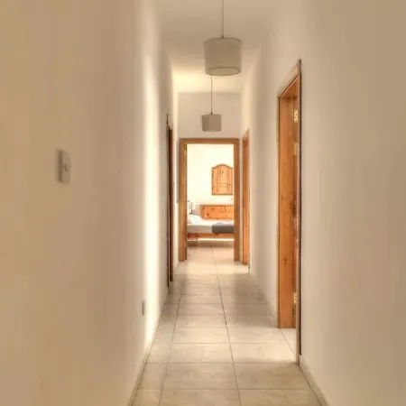 Homestay szállás Double Bedroom With Ensuite In Spacious Corner Birkirkara