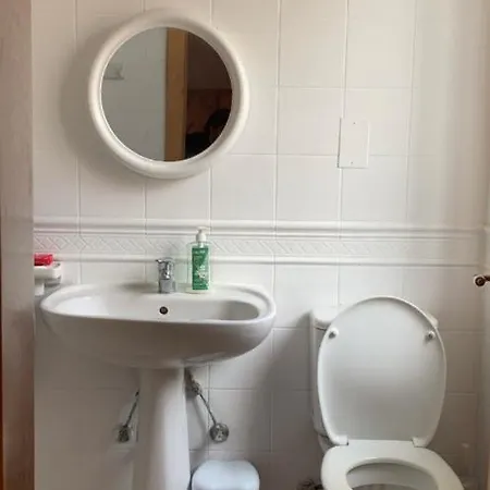 Ubytování v soukromí Double Bedroom With Ensuite In Spacious Corner Birkirkara