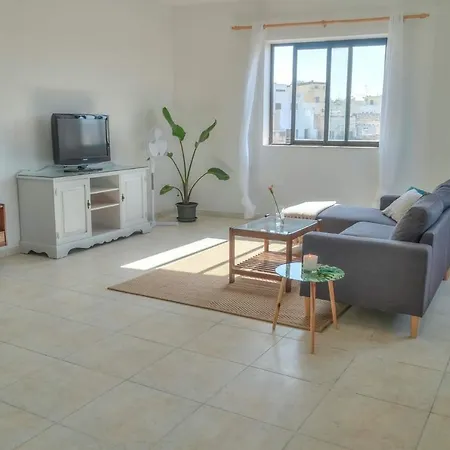 Double Bedroom With Ensuite In Spacious Corner *