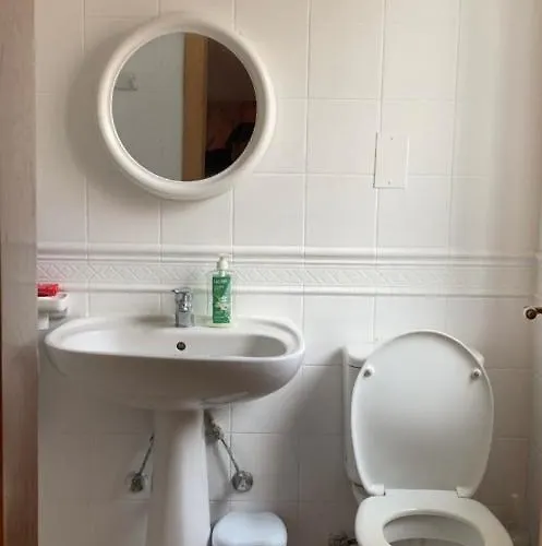 홈스테이 Double Bedroom With Ensuite In Spacious Corner 비르키르카라