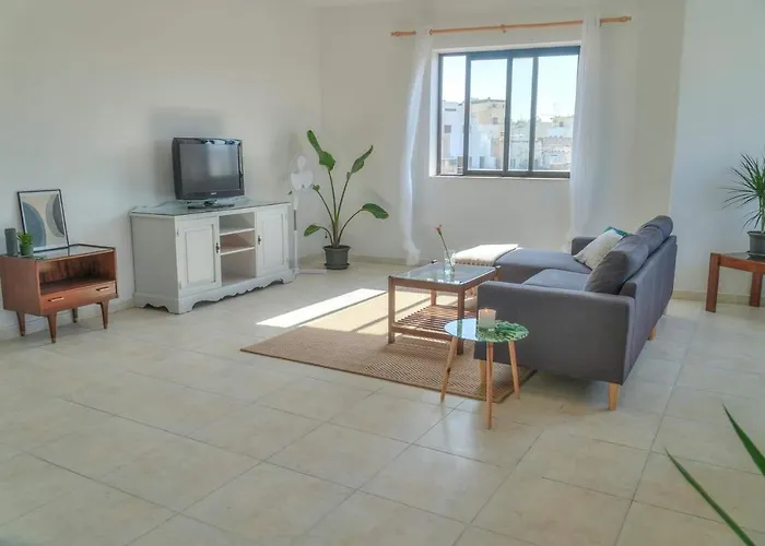 Double Bedroom With Ensuite In Spacious Corner *